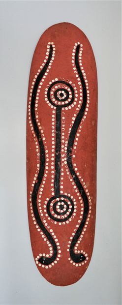  OBJET DE CEREMONIE en bois semi dur peint à l'ocre rouge, motifs peints en noir...