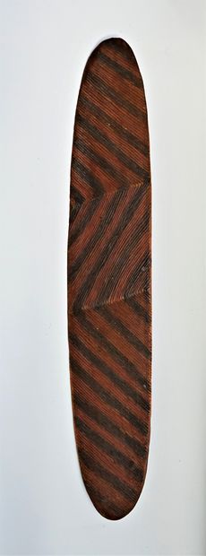  BOUCLIER / WUNDA SHIELD en bois dur à décor de chevrons incisés bicolores à l'ocre...