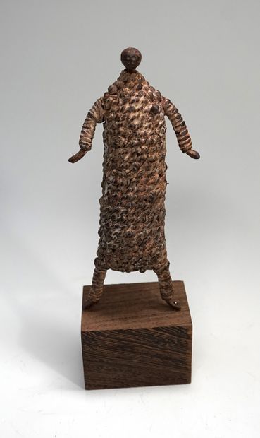 Anthropomorphic statuette presenting a standing...