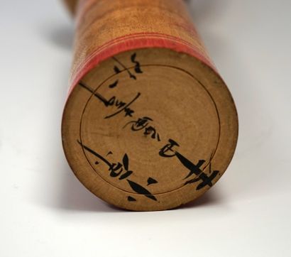  Poupée KOKECHI : poupée traditionnelle en bois verni à décor de bandes et feuillage...