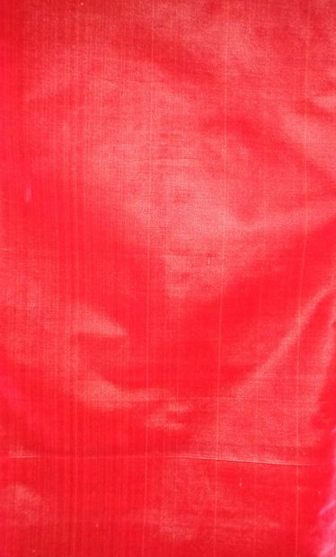 null Crimson red silk velvet.

 Retail price : 1 167 € per m

 Metreage : 22 m in...