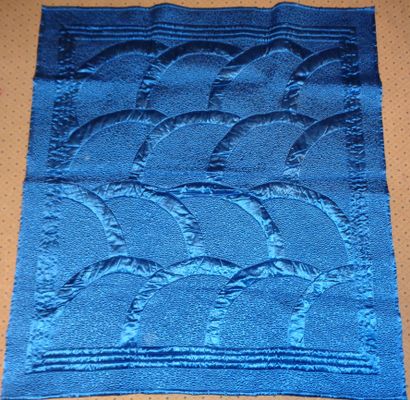 null Sapphire blue satin quilt, overstitched, wavy pattern.

 1,48 x 1,35 m