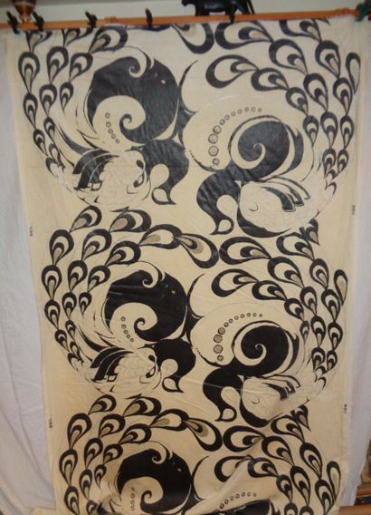  Velours imprimé, circa 1950, fond crème, décor noir et argent de cygnes enroulés...