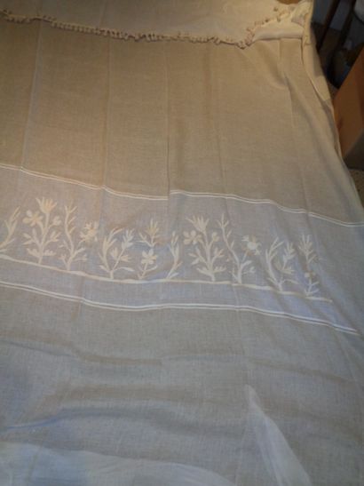 null Ecru linen veil, with flap, house Mastro Raphaël, decoration of an embroidered...