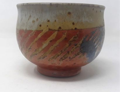 null KRAUSE Helga

Stoneware bowl with red and blue decoration, mark and n°165 under...