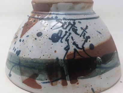  DUTERTRE Pierre (1956) 
Stoneware bowl with green and brown decoration, signed and...