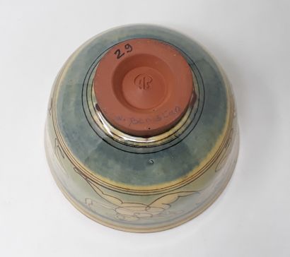 null BENISTANT W.

Earthenware bowl decorated with characters, monogrammed and n°29...