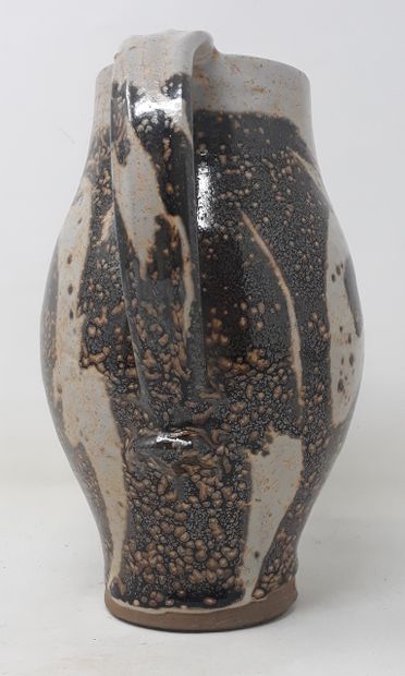 null School Xth century

Stoneware pinched spout pitcher with khaki and orange decoration

H.:...