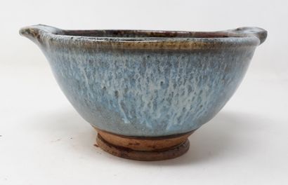 null PORTAL Lionel

Bowl with ears in stoneware with ice blue glaze, signed in hollow...