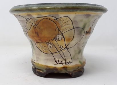  GATINEAU Isabelle 
Earthenware cache-pot with green and yellow decoration, n°369...