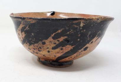  WETTASINGHE Dayanath 
Stoneware bowl with black decoration, signed in hollow and...