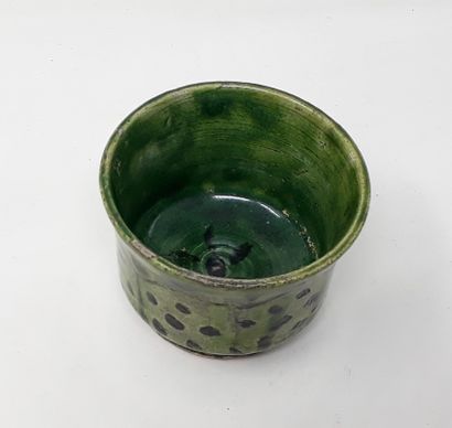 null DEJARDIN Sophie

Glazed earthenware pot with green glaze and peas decoration,...