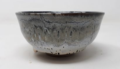 null ROLLET Patrick

Stoneware bowl with grey-beige flowing glaze, signed in hollow...