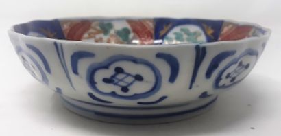 null JAPON, circa 1870

Coupelle en porcelaine à décor imari, n°347 sous talon

Diam.:...