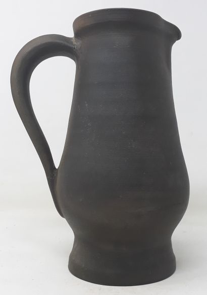 null School Xxe century

Pitcher in black stoneware

H.: 22 cm