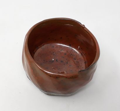 null CHOLLET Jean-Pierre

Stoneware bowl with brown glaze and decoration of edges,...