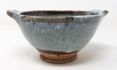 null PORTAL Lionel

Bowl with ears in stoneware with ice blue glaze, signed in hollow...