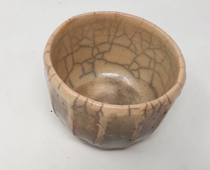 null ALCARAS Roberte

Stoneware bowl of raku type with ribs, mark in hollow and n°149...