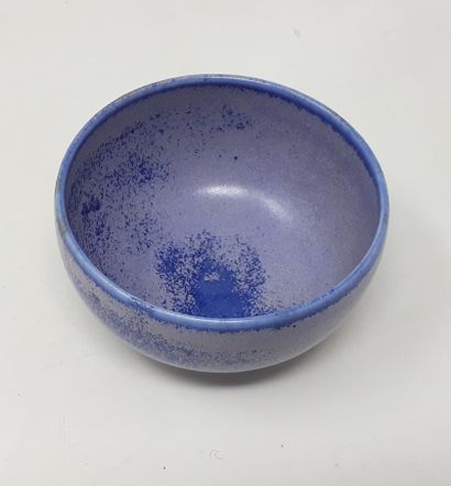  BUCHHOLTZ Jacques (1943) 
Small blue porcelain bowl, signed and n° 170 under heel...