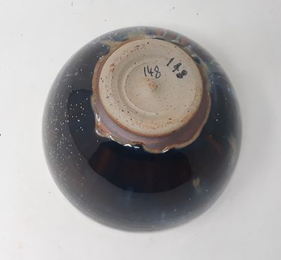 null VOELKEL Patrice

Stoneware bowl with brown and blue glaze, n°148 under heel

Diameter:...