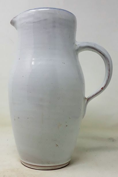 null School Xxe century

Set of two earthenware pitchers:

- White earthenware pitcher...