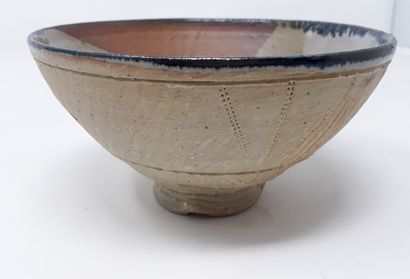 null FISH Cecile

Stoneware bowl with incised decoration, stamp and n° 270 under...