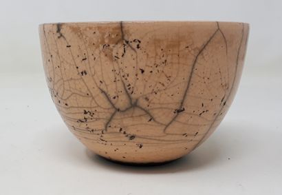 null VARLET R.

Stoneware bowl of raku type with pink cover, n°96 under heel

Diameter:...