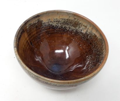  VOELKEL Patrice 
Stoneware bowl with brown glaze, n°58 under heel 
Diameter: 14;...