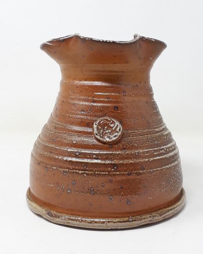 null School Xth century

Brown stoneware pitcher with pinched spout and stripes decoration

H.:...