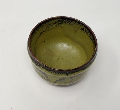 null CRESTON Nicole

Stoneware bowl with green and black glaze, monogrammed and n°69...