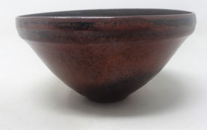  CHOLLET Jean-Pierre 
Stoneware bowl with red glossy glaze outside and blue inside,...