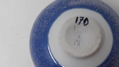  BUCHHOLTZ Jacques (1943) 
Petit bol en porcelaine bleue, signé et n° 170 sous talon...