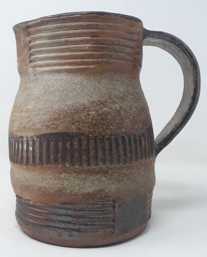  School Xth century 
Brown stoneware pitcher with pinched spout and incised decoration,...