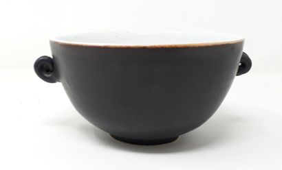 null THEUNISSEN Frank

Bowl with two handles in matte black porcelain, monogrammed...