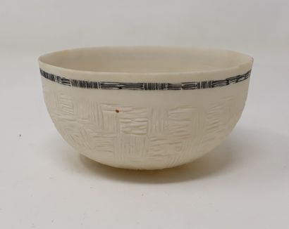 null BALLARIN Carmen

Small bowl in white and black porcelain with incisions, n°326...