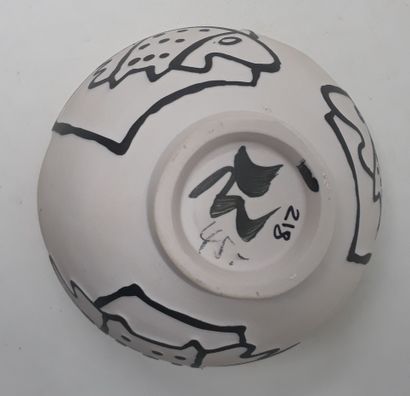 null MULLER Karen

Porcelain bowl with black fishes decoration, signed and n°215...