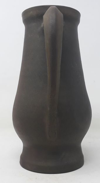null School Xxe century

Pitcher in black stoneware

H.: 22 cm