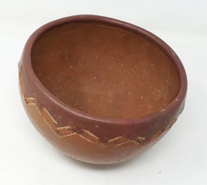 null CAMEROON

Earthenware salad bowl with incised decoration of zigzags, n°368 under...
