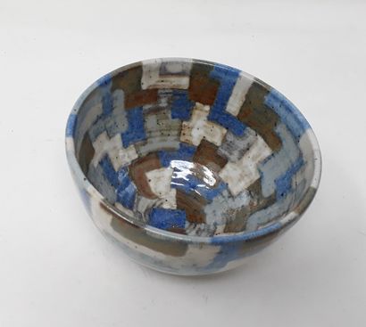 null CARLES Mireille

Stoneware bowl with blue, white and brown geometric decoration,...