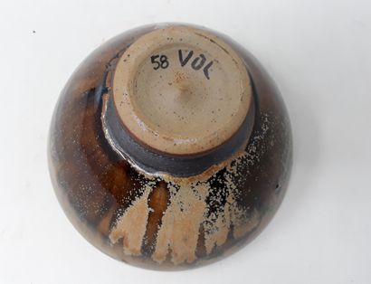 null VOELKEL Patrice

Stoneware bowl with brown glaze, n°58 under heel

Diameter:...