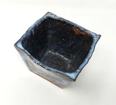 null DESPLANCHE Eric

Square glazed earthenware pot with blue glaze, monogrammed...