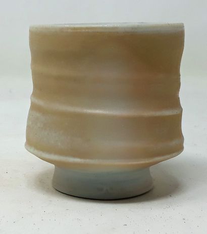  LUKAS-RINGEL Susan 
Beige porcelain spirit bowl, n°349 under heel 
diameter: 5;...