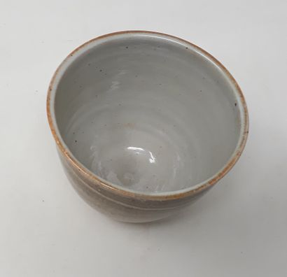 null AHRENKIEL Dörte

Earthenware bowl with gray cover, mark in hollow and n°282...