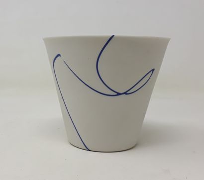  GREGOR Frans 
White porcelain bowl decorated with blue lines, n°305 under heel 
Diameter:...