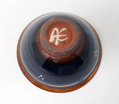null HELLERS A.

Stoneware bowl with blue and brown decoration, monogrammed and n°12...