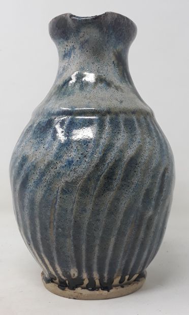 null Lionel PORTAL

Stoneware pitcher with blue glaze, signed in hollow 

H.: 21...
