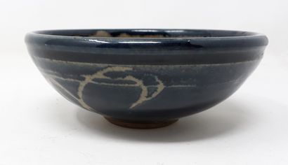 null POTIER V. 

Stoneware bowl with blue and white decoration, n°4 under heel

Diam:...