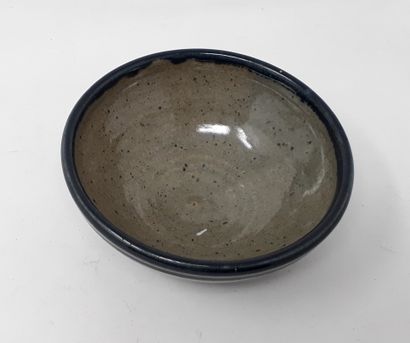 null POTIER V. 
Stoneware bowl with blue and white decoration, n°4 under heel 
Diam:...