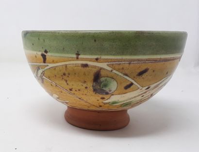 null FLAT J.

Glazed earthenware bowl with yellow and green decoration, n°23 on the...