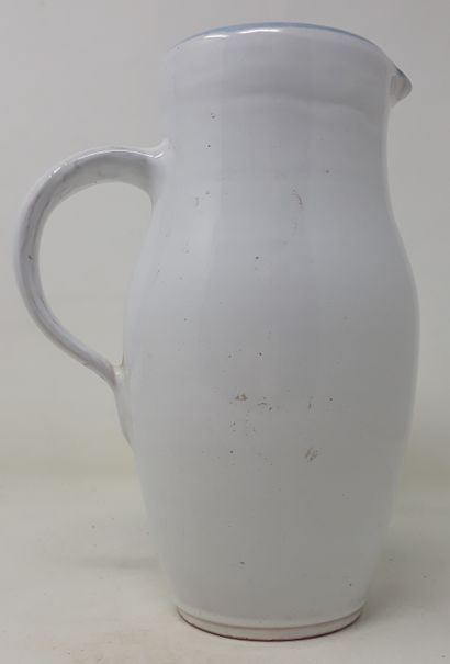 null School Xxe century

Set of two earthenware pitchers:

- White earthenware pitcher...
